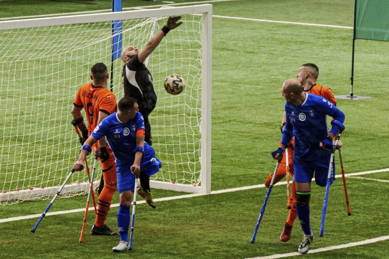 Футболісти «Шахтар Сталеви» та ФК «Покрова» грають під час першого футбольного турніру для поранених у війні в Києві, Україна, 12 січня 2025 року